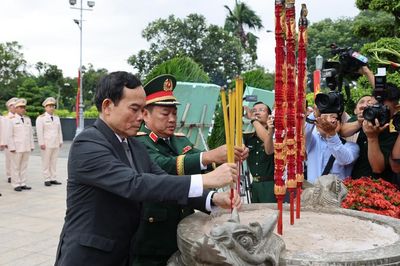 Lãnh đạo TPHCM dâng hương tưởng niệm các Anh hùng liệt sĩ