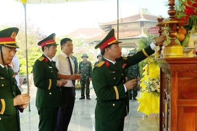 'Chiến dịch 500 ngày đêm' ở Huế: An táng một hài cốt liệt sĩ, hoàn thành lấy mẫu tại 29 nghĩa trang