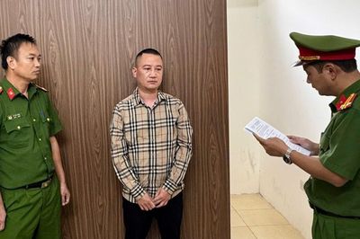 Bắt 2 đối tượng thuê xe tải khai thác quặng trái phép, thu lợi hơn 6 tỷ đồng