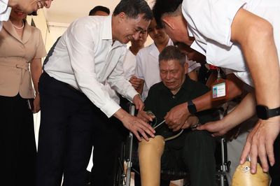 Xúc động trao những chiếc chân giả được 'đo ni đóng giày' cho thương binh