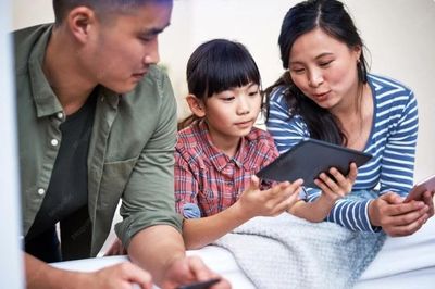 Khi bố mẹ giữ 'chìa khóa' mạng xã hội, Gen Alpha liệu có còn tự do trên mạng?