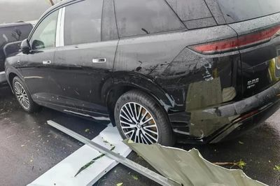 Nhà máy BYD gặp bão, lô xe sắp giao khách hư hỏng toàn bộ