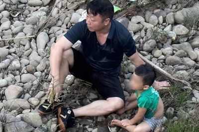 Cứu cháu bé giữa dòng nước xiết