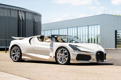 Kỷ nguyên động cơ W16 kết thúc với siêu xe Bugatti W16 Mistral này