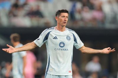 Lewandowski mất 200 triệu euro vì chờ Barca