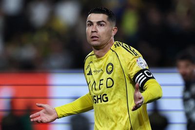 Ronaldo và phép so sánh phơi bày 'cơn điên' chuyển nhượng