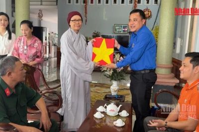 [Video] Trao tặng di ảnh đã phục dựng cho các gia đình liệt sĩ ở Đồng Nai