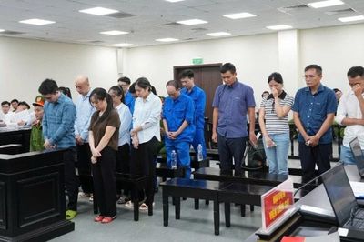 Nhận tiền hối lộ 'vì một phút yếu lòng'