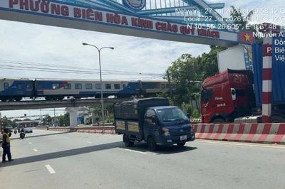 Ba xe tải liên tiếp tông sập khung bảo vệ cầu đường sắt Hóa An (Đồng Nai)