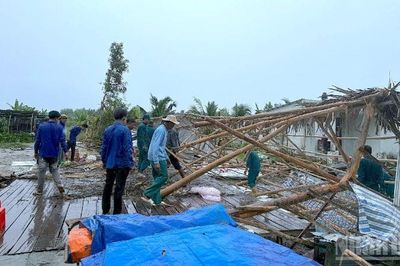 Dông lốc phá hỏng 27 nhà dân ở Cà Mau