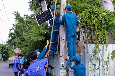Thắp sáng đường quê bằng năng lượng mặt trời