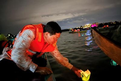 Rực sáng hoa đăng tri ân trên dòng Cu Đê