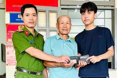 Nam thanh niên làm việc tốt