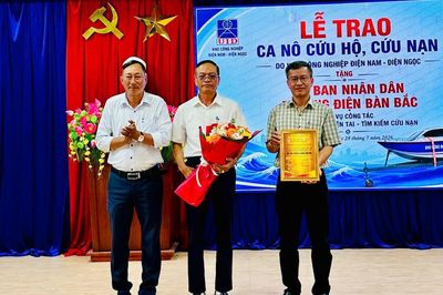 Phường Điện Bàn Bắc tiếp nhận thuyền Composite, tăng cường ứng phó thiên tai
