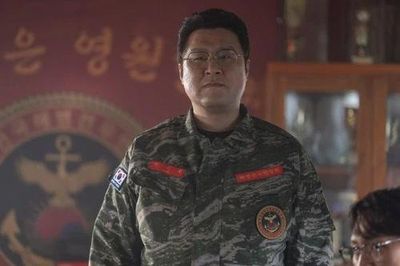 'Ông chú đeo kính' Yoon Kyung Ho: 'Sự nổi tiếng hiện tại của tôi giống như trúng số độc đắc'