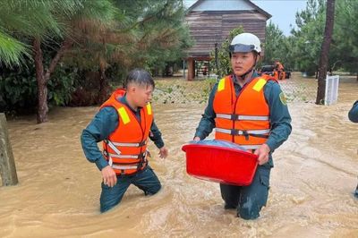 Mưa lớn gây ngập sâu tại Bảo Lộc, hàng chục hộ dân phải di dời