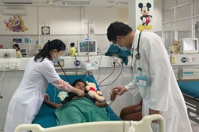 Bé 12 tuổi tím tái sau uống thuốc diệt cỏ, ngộ độc hiếm gặp đe dọa tính mạng