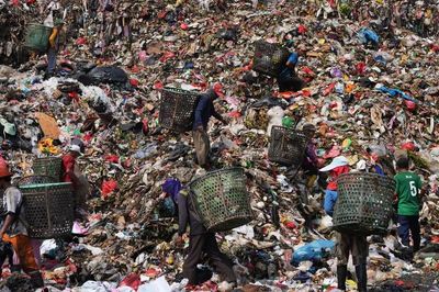 Cuộc sống người dân gần bãi rác khổng lồ ở Indonesia