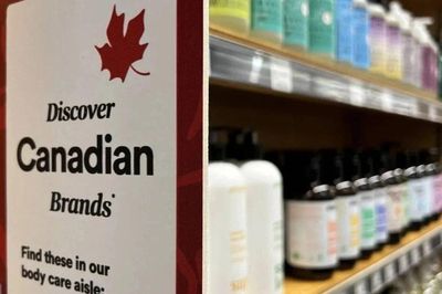 [VIDEO] Mỹ áp thuế 50% lên hàng Canada từ rượu vang đến tóc giả