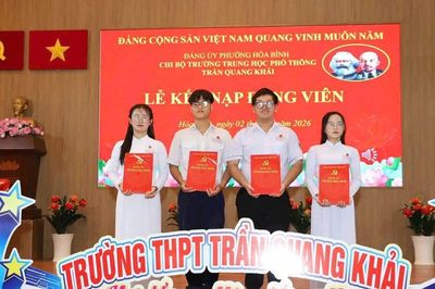 Tuổi 18 đứng vào hàng ngũ của Đảng, bắt đầu hành trình cống hiến