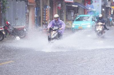 Miền Bắc mưa lớn đỉnh điểm, cảnh báo ngập sâu