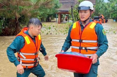 Mưa lớn xuyên đêm, nhiều nhà ở Bảo Lộc ngập sâu, khẩn trương di dời dân