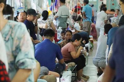 Bán nhà, xin cơm từ thiện mỗi ngày để điều trị ung thư cho con