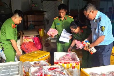 Phát hiện gần một tấn thịt heo, đùi gà hôi thối
