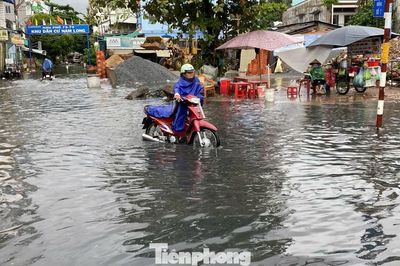 Mưa lớn, nhiều tuyến đường ở TPHCM ngập sâu, xe chết máy hàng loạt