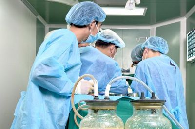 Tiêm chất lạ từ 20 năm trước, người phụ nữ phải mổ khẩn cấp khi ngực như 'tổ ong'