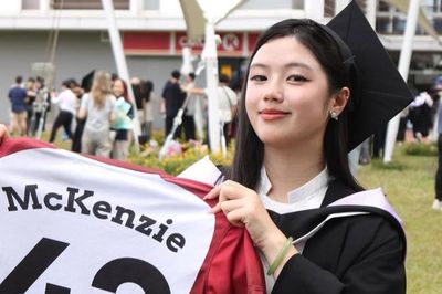 Nữ phiên dịch tuyển bóng chuyền nam cực xinh, biết 5 thứ tiếng