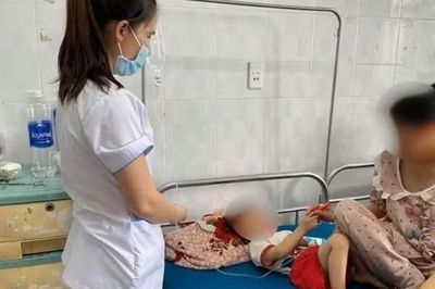Lời khai của cha dượng vụ đánh con riêng 3 tuổi của vợ, khiến bé phải nhập viện