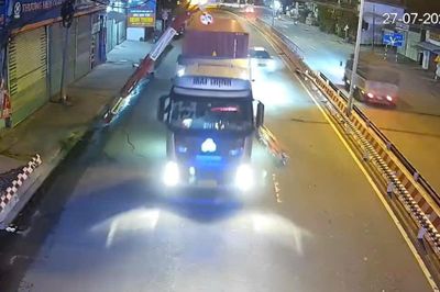 Liên tiếp 3 vụ xe ô tô tông sập khung bảo vệ cầu đường sắt ở Đồng Nai