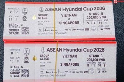 Giá vé trận Việt Nam - Singapore tăng 'nóng', chợ vé quanh sân Mỹ Đình sôi động trước giờ bóng lăn