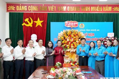 Phó Bí thư Tỉnh ủy Võ Thị Minh Sinh chúc mừng Liên đoàn Lao động tỉnh nhân kỷ niệm 97 năm Ngày thành lập Công đoàn Việt Nam