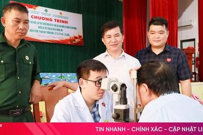 Khám, cấp thuốc miễn phí cho gần 300 người dân ở xã Hương Sơn