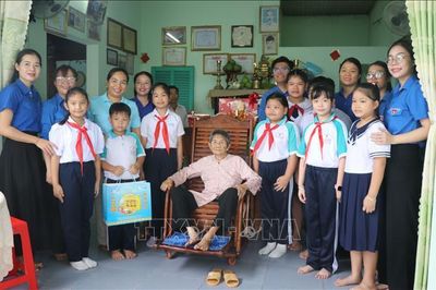 Địa chỉ đỏ gắn kết Mẹ Việt Nam Anh hùng với thế hệ trẻ