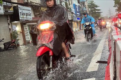 Hà Nội: Mưa lớn gây ngập úng tại một số khu vực, giao thông đi lại khó khăn