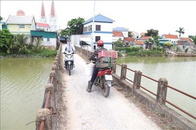 Nghệ An: Cầu Hồng Phong xuống cấp nghiêm trọng nhưng người dân vẫn lưu thông