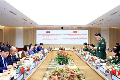 Chủ tịch Quốc hội Campuchia thăm Tập đoàn Công nghệ viễn thông Quân đội Viettel