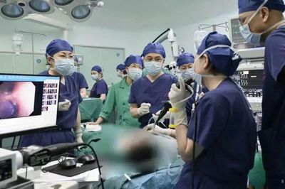 Bé gái 6 tuổi ho suốt 2 tháng, bác sĩ lấy ra thứ trong phổi gây bàng hoàng