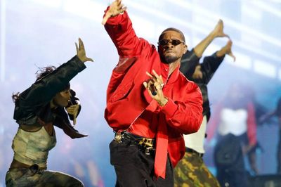 Usher mời nữ khán giả rời khỏi sân khấu khi đang biểu diễn