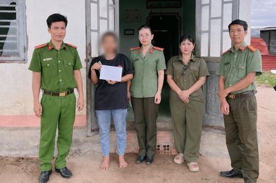 Từ nước ngoài về không xu dính túi, người phụ nữ mắc kẹt ở sân bay suốt 3 ngày