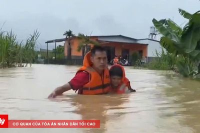 Giải cứu 16 người mắc kẹt trong vùng ngập