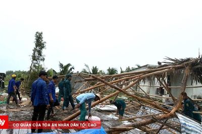 Lốc xoáy làm sập nhà khiến 1 sản phụ phải vào bệnh viện cấp cứu