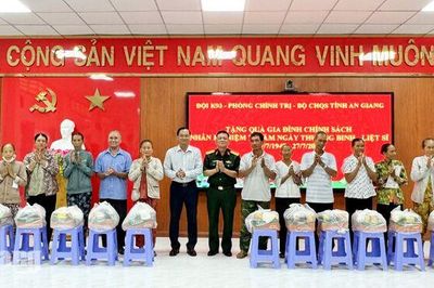 Đội K93 trao 50 phần quà, kêu gọi cung cấp thông tin tìm kiếm hài cốt liệt sĩ