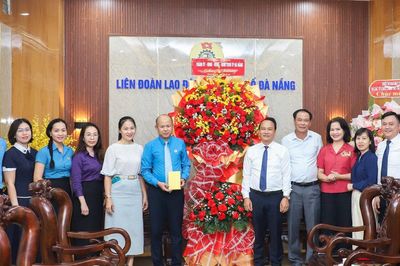 Lãnh đạo thành phố thăm, chúc mừng 97 năm ngày thành lập Công đoàn Việt Nam