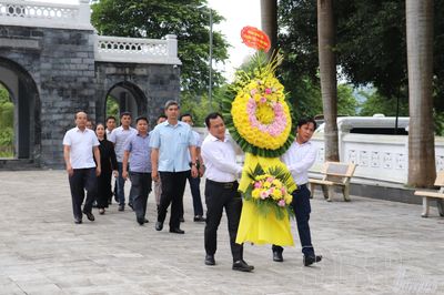 Đoàn công tác Bộ Dân tộc và Tôn giáo dâng hương tại Nghĩa trang Liệt sĩ Tông Khao