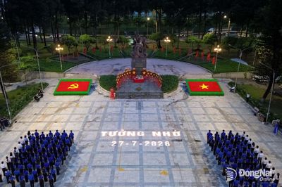 [Chùm ảnh] Chương trình nghệ thuật và thắp nến tri ân tại Tượng đài Đặc công chiến thắng Long Bình