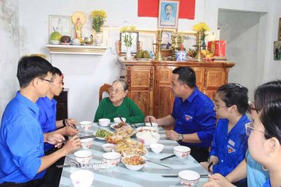 Ấm áp bữa cơm tri ân cùng gia đình liệt sĩ